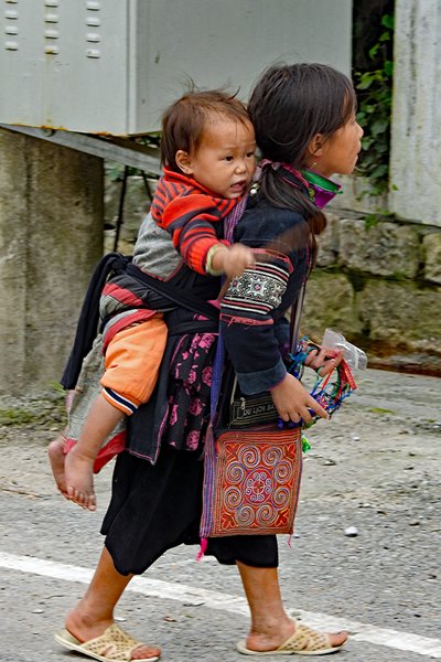 Ook dit jonge meisje (met broertje) verkoopt al souvenirs in Sa Pa, Vietnam