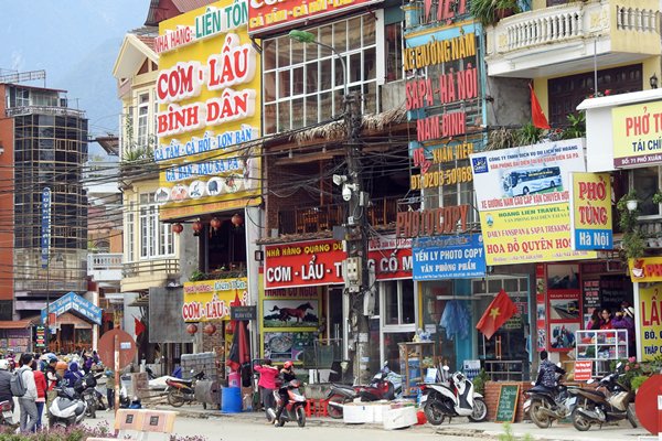 Het centrum van Sa Pa vol winkels en restaurants, Vietnam