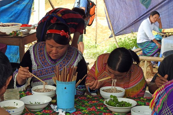 Restaurantje op de markt van Coc Ly, Vietnam