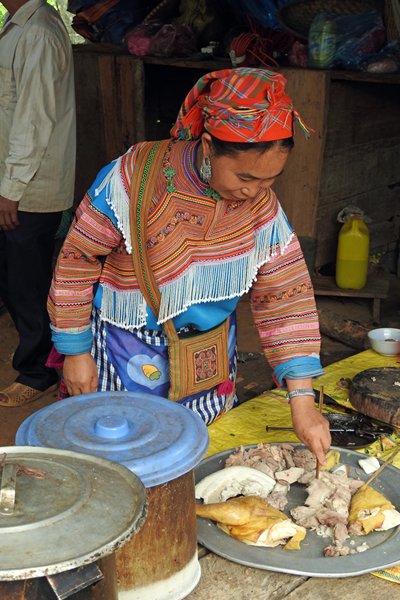 Kipverkoop op de markt van Coc Ly, Vietnam