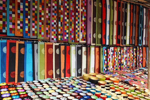 Kleurige stoffen op de markt van Coc Ly, Vietnam