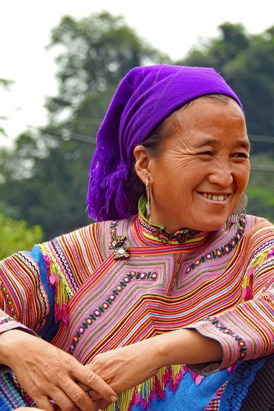 Zeer kleurige Flower M'Hong op de markt van Coc Ly, Vietnam