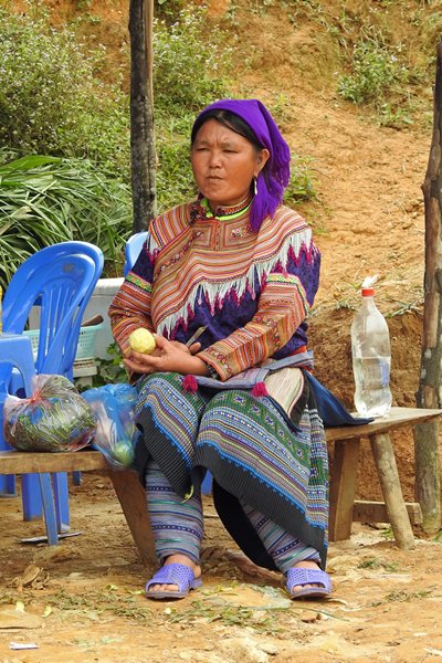 Even een appeltje eten op de markt van Coc Ly, Vietnam