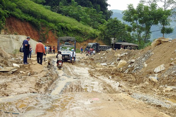 Blubberige toegangsweg tot de markt van Coc Ly, Vietnam