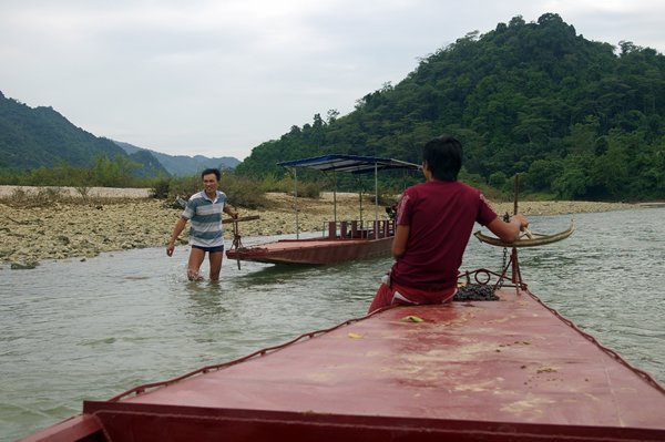 De boot moet soms door de ondiepe Chai rivier worden geholpen