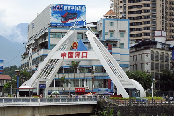 Brug van Lao Cai (Vietnam) naar Chinese grens