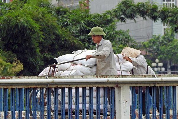 Zwaar transport over de grens tussen Lao Cai (Vietnam) en China