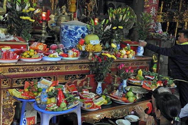 Offergaven in de drukke tempel bij de grens in Lao Cai, Vietnam