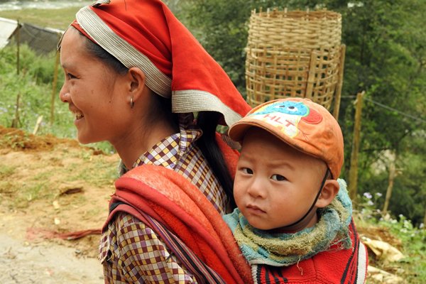 Rode M'Hong vrouw met kind op haar rug, Vietnam