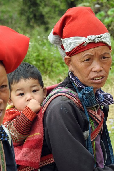 Rode M'Hong vrouw met kind op haar rug, Vietnam