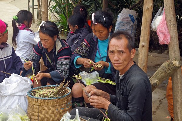 De hele familie helpt bij het schoonmaken van groente, Vietnam