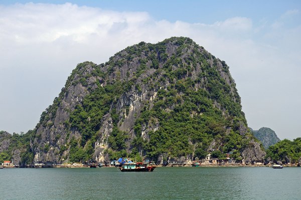 Foto 1 van de prachtige en grillig gevormde kalkrotsen in Halong Bay, Vietnam