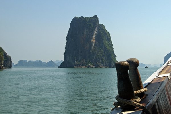 Foto 2 van de prachtige en grillig gevormde kalkrotsen in Halong Bay, Vietnam
