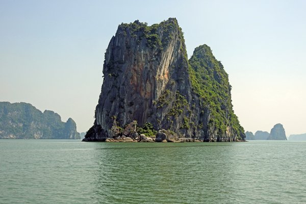 Foto 3 van de prachtige en grillig gevormde kalkrotsen in Halong Bay, Vietnam