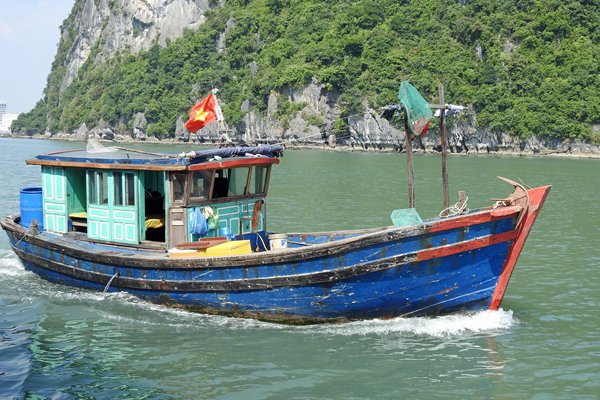 Vissersbootje in Halong Bay, Vietnam