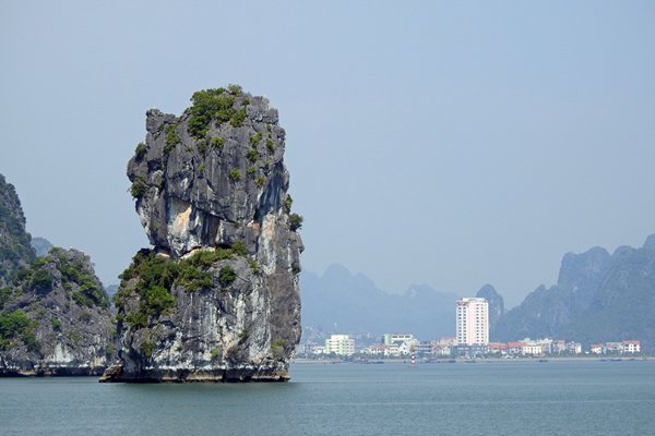 Foto 4 van de prachtige en grillig gevormde kalkrotsen in Halong Bay, Vietnam