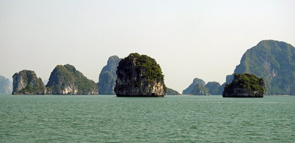 Foto 5 van de prachtige en grillig gevormde kalkrotsen in Halong Bay, Vietnam