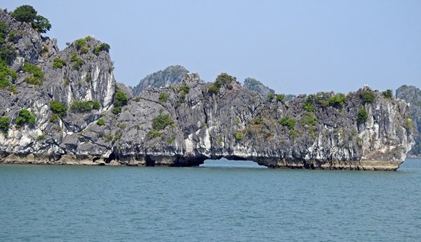 Foto 6 van de prachtige en grillig gevormde kalkrotsen in Halong Bay, Vietnam