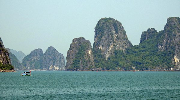 Foto 7 van de prachtige en grillig gevormde kalkrotsen in Halong Bay, Vietnam