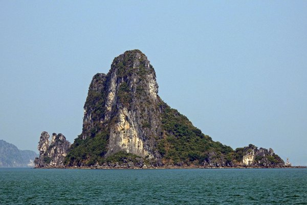 Foto 8 van de prachtige en grillig gevormde kalkrotsen in Halong Bay, Vietnam