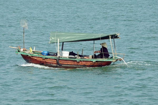 Vissersbootje in Halong Bay, Vietnam