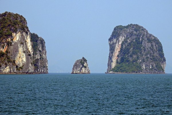Foto 9 van de prachtige en grillig gevormde kalkrotsen in Halong Bay, Vietnam