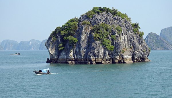 Foto 10 van de prachtige en grillig gevormde kalkrotsen in Halong Bay, Vietnam