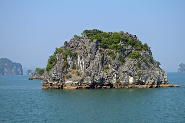 Foto 11 van de prachtige en grillig gevormde kalkrotsen in Halong Bay, Vietnam