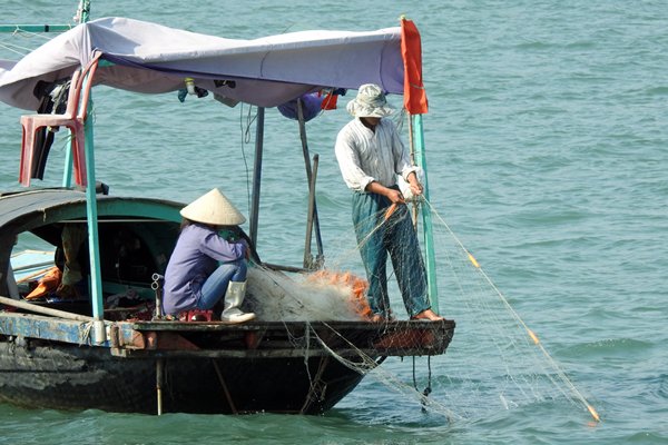 Vissersbootje in Halong Bay, Vietnam