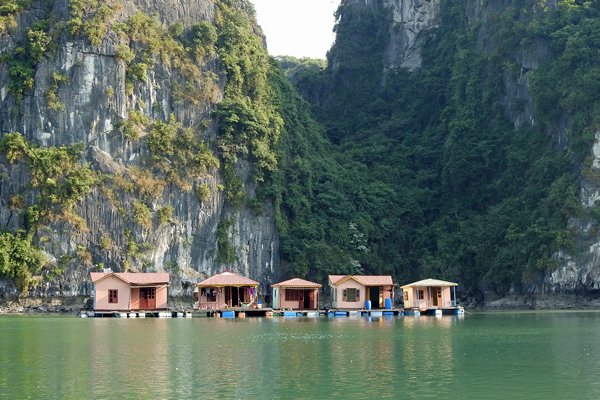 Een rijtje huizen van het drijvende dorp in Halong Bay, Vietnam
