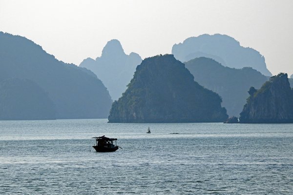 Afgemeerde vissersboten in Halong Bay, Vietnam