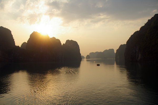 Zonsopkomst in Halong Bay, Vietnam