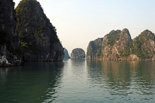 Foto 13 van de prachtige en grillig gevormde kalkrotsen in Halong Bay, Vietnam