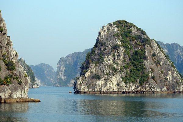 Foto 14 van de prachtige en grillig gevormde kalkrotsen in Halong Bay, Vietnam