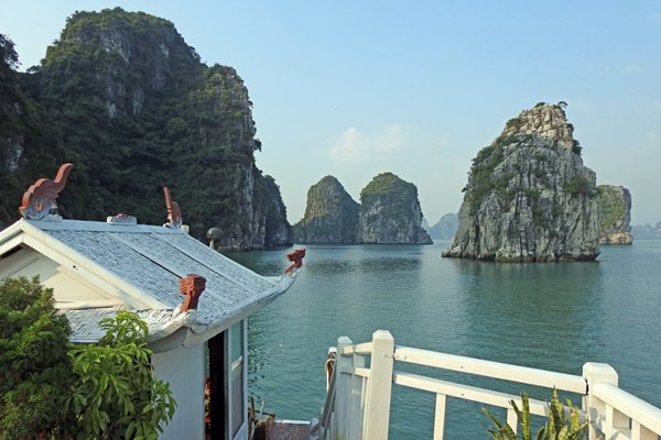 De toegang tot de grotten in Halong Bay, Vietnam