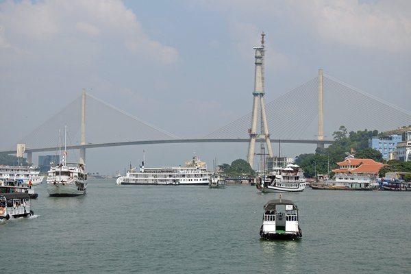Terug bij de kust van Halong Bay, Vietnam