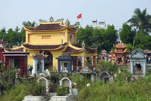 Goed onderhouden begraafplaats onderweg, Vietnam