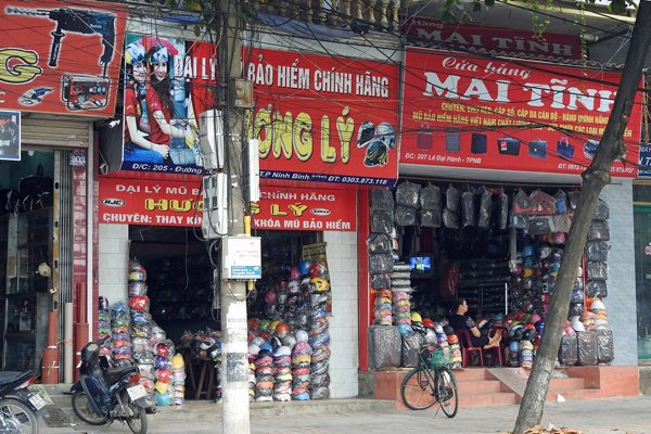 Ruime keuze in bromfietshelmen, Vietnam