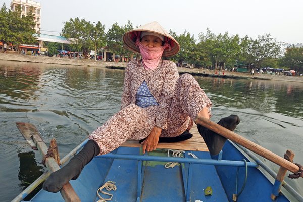 De meeste vrouwen roeien de boten bij Ninh Binh met hun voeten, Vietnam