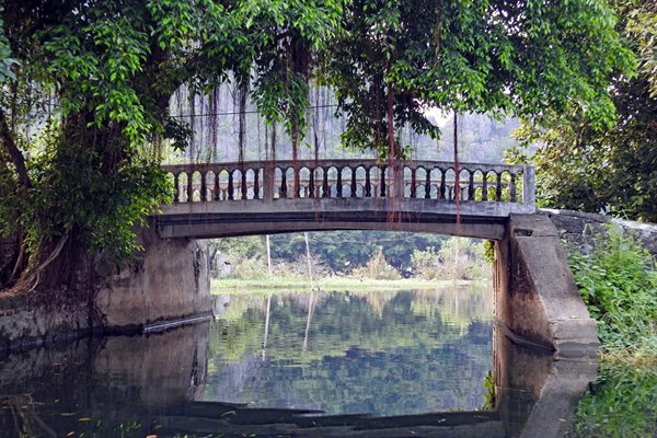 Bruggetje bij Ninh Binh, Vietnam