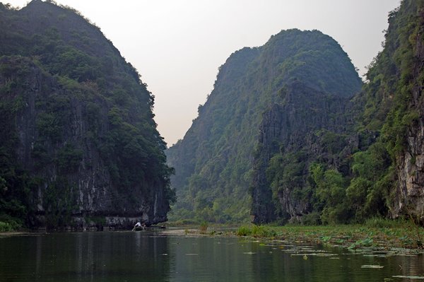 Kalkrotsen bij Ninh Binh, Vietnam