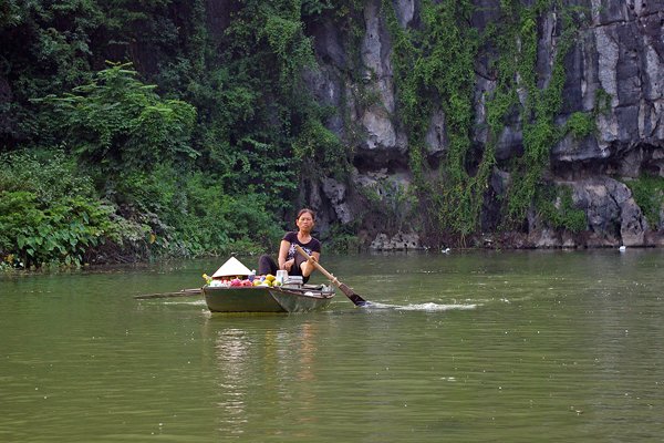 Roeiende verkoopster bij Ninh Binh, Vietnam