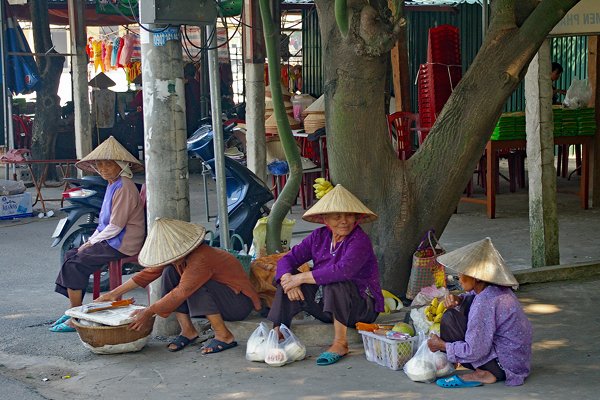 Vrouwen op het plein bij Hoa Lu, Vietnam