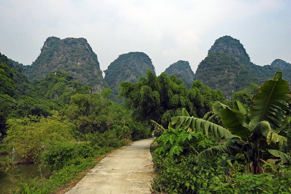 Fietspad in mooi landschap bij Ninh Binh, Vietnam