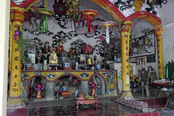 Altaar in een bostempel bij Ninh Binh, Vietnam