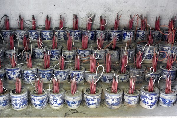 Volop wierook bij de Chua Linh Coc tempel, (Ninh Binh) Vietnam