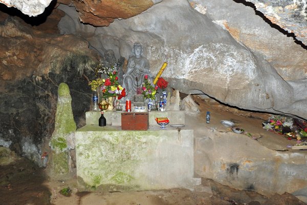Altaartje in de grot van de Chua Linh Coc tempel, (Ninh Binh) Vietnam
