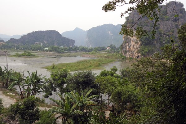 Uitzicht bij het verlaten van de grot van de Chua Linh Coc tempel, (Ninh Binh) Vietnam