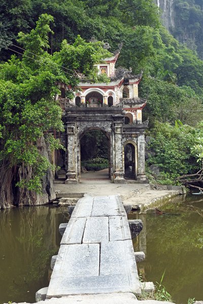 Bruggetje met poortje bij Bich Dong, Ninh Binh (Vietnam)