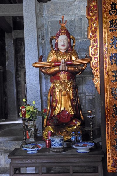 Dappere wachter, voorzien van offergaven, Ninh Binh (Vietnam)
